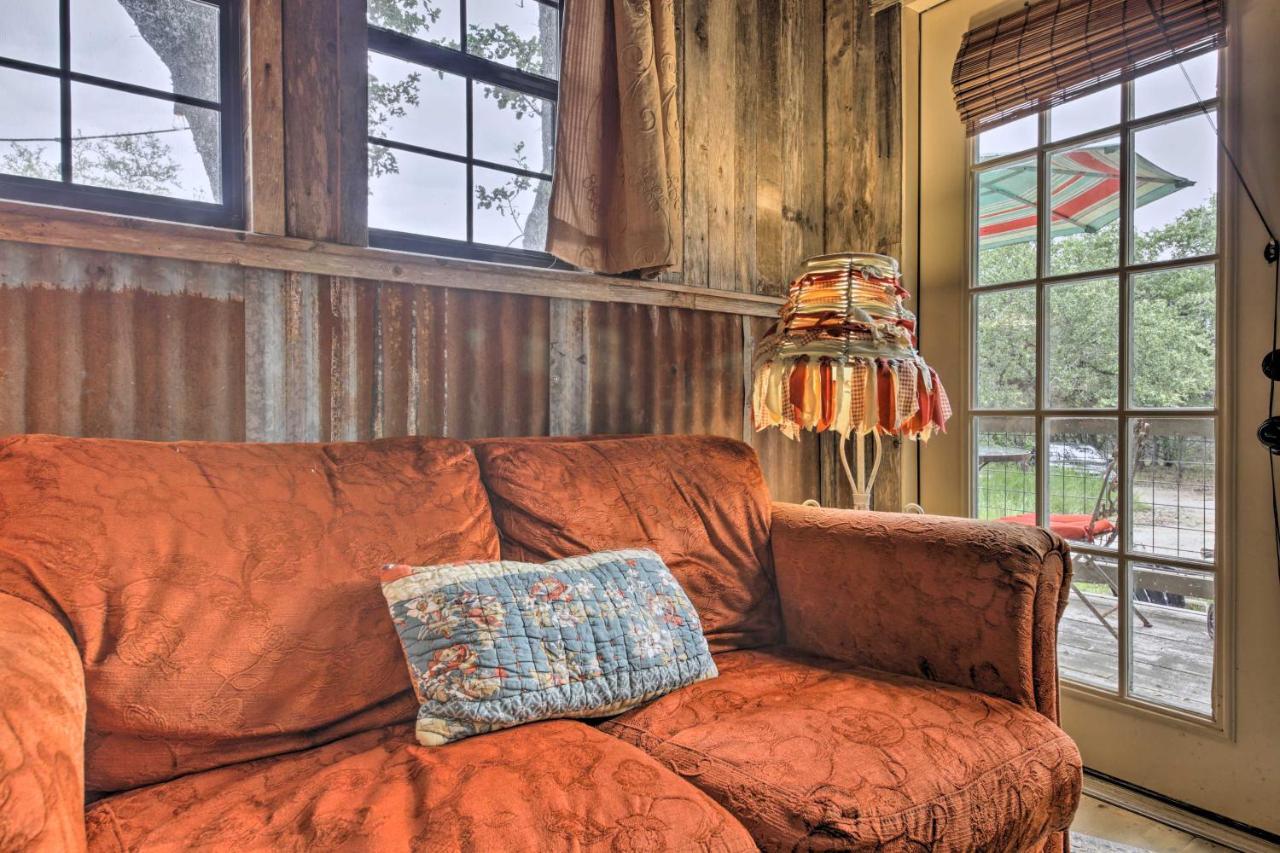 Snuggle Inn Wimberley Cabin With Fire Pit And Deck Εξωτερικό φωτογραφία