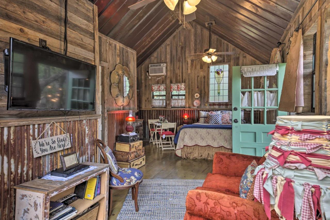 Snuggle Inn Wimberley Cabin With Fire Pit And Deck Εξωτερικό φωτογραφία