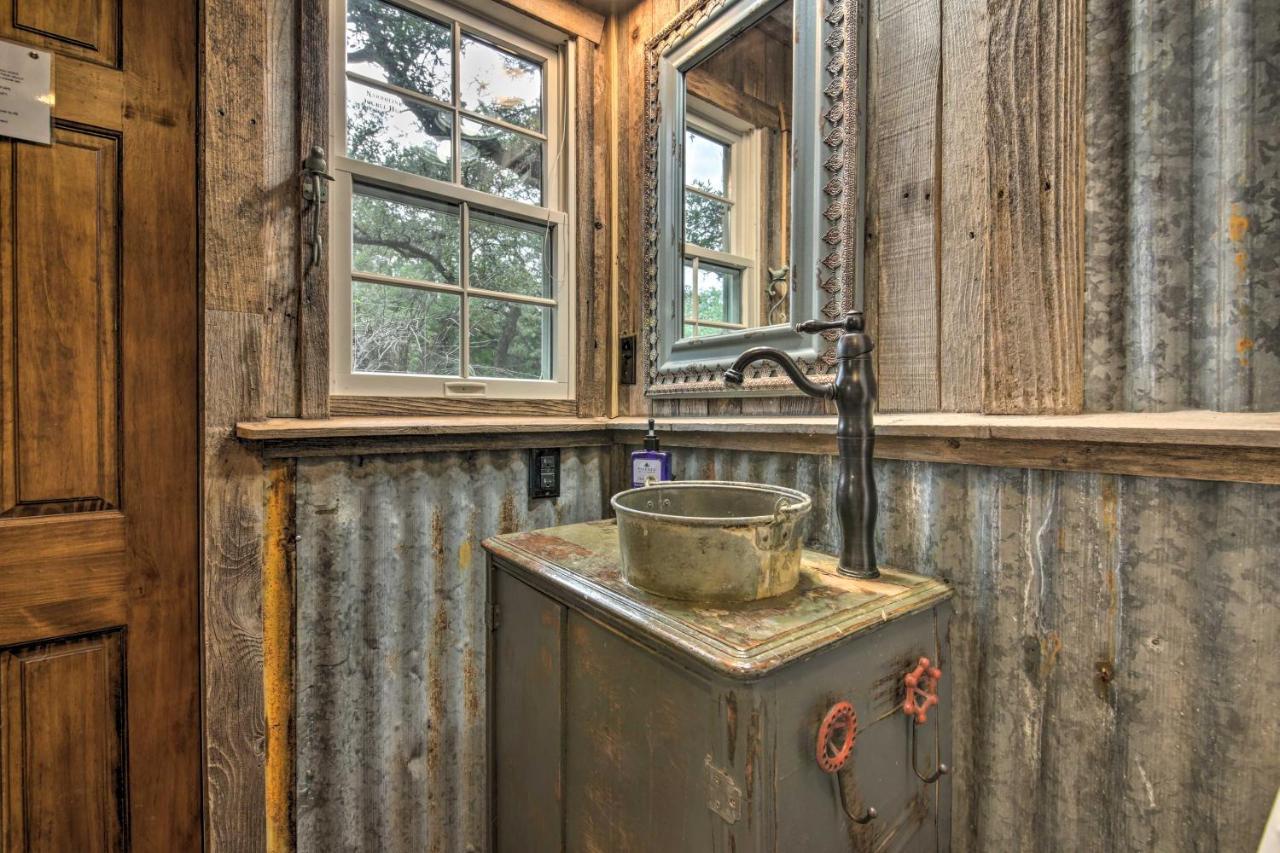 Snuggle Inn Wimberley Cabin With Fire Pit And Deck Εξωτερικό φωτογραφία